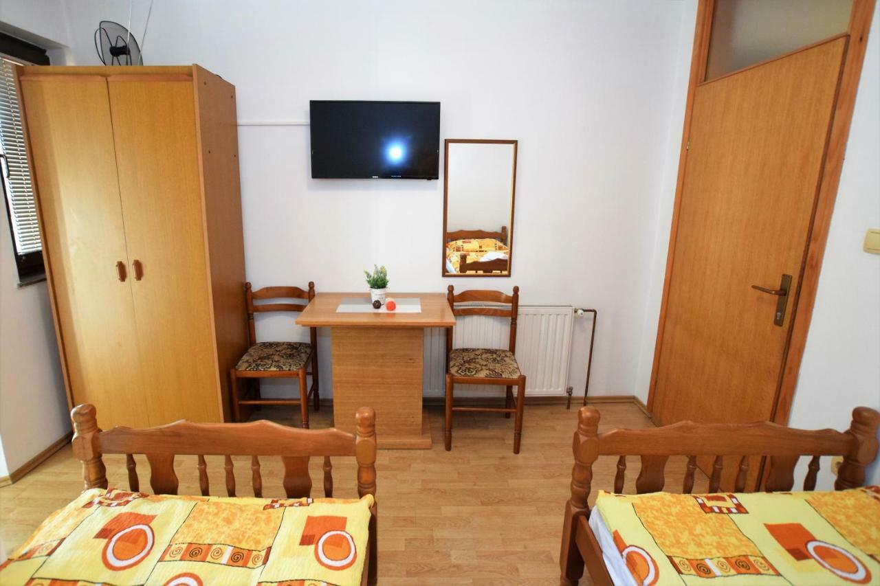 Privatni Smjestaj Most Otocac Bagian luar foto