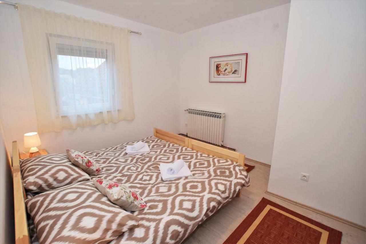 Privatni Smjestaj Most Otocac Bagian luar foto